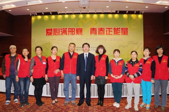 参会的志愿者同黄昭波书记合影