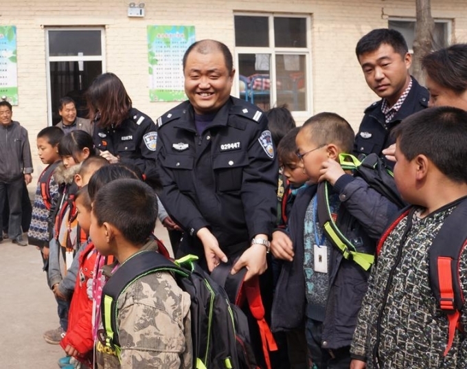 3月27日携手交警三大队走进临城双石铺中心小学 1.jpg