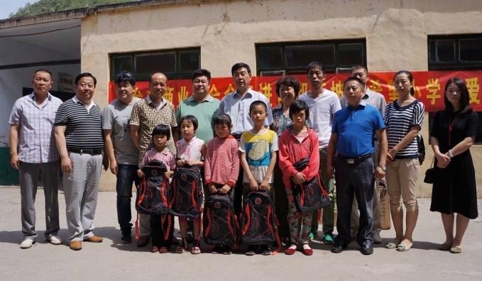 5月30日邢台市商业联合会走进内邱石坡嘴希望小学 2.jpg