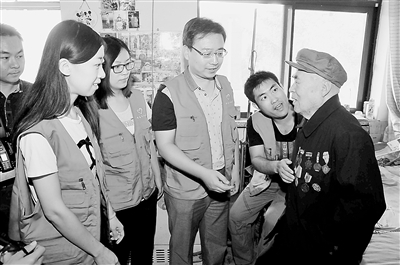 9月5日上午，市爱心协会志愿者和邢台水业集团志愿者30余人来到省民政总医院，看望慰问.jpg