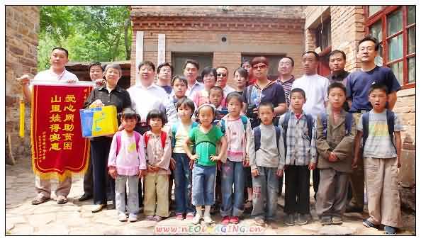 7. 接过绿水池小学送的锦旗，志愿者和石门沟村教学点师生合影