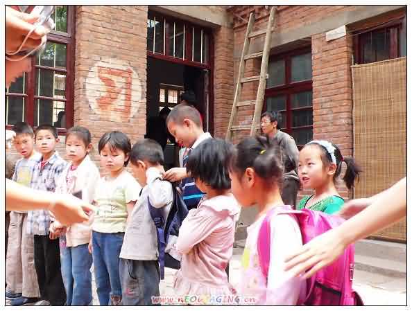 5. 小志愿者为同学们背上新书包
