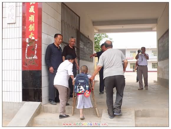 背上书包上学校