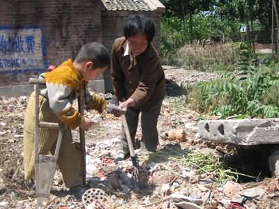 懂事的小壮壮帮养母拣废品
