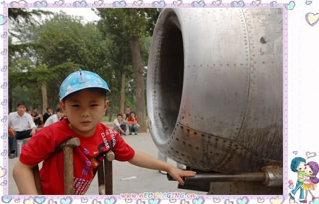 小壮壮抚摸飞机，想什么哪？