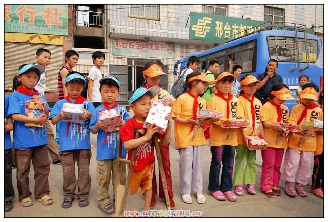 孩子们高兴地接过节日礼物
