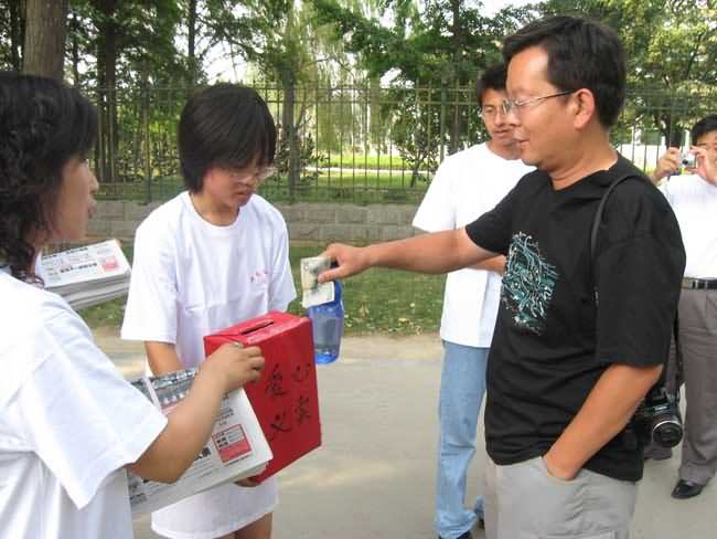 为了山区贫困孩子，这位摄影爱好者放进义卖箱10元