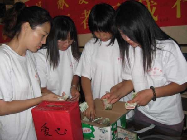 志愿者清点爱心款