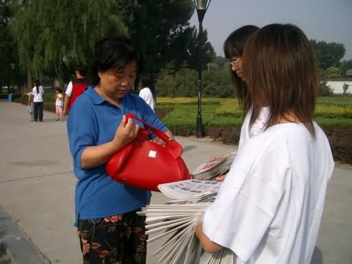 爱心市民慷慨解囊.JPG
