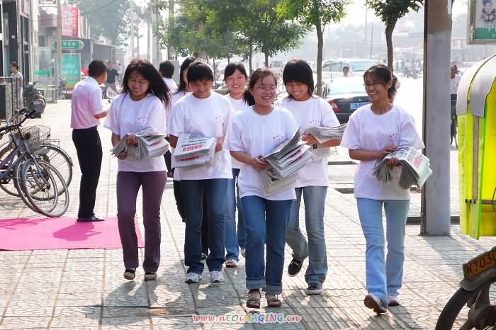 走在充满欢乐的爱心路上.jpg