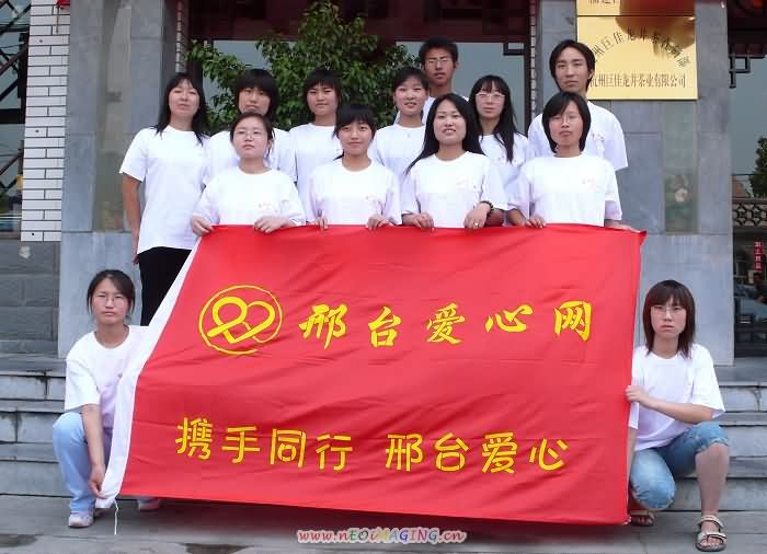参加义卖活动的邢台医专大学生.jpg