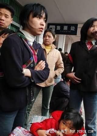 再看看我们那些不得不跟着母亲为生活离乡背井四处奔波的孩子吧，我们从他们的眼中又能读到一些什么呢？