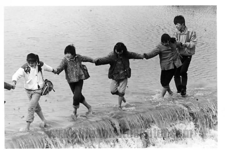为了救学生，这位老师的人生停止在这里``