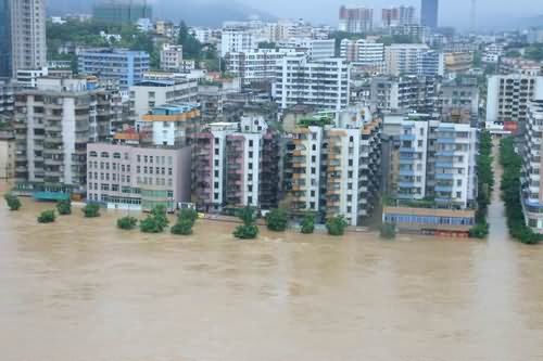 暴雨袭湘粤黔百万人受灾 湖南两县城淹没