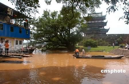 南部水灾导致部分公路中断 损失高达2.4亿