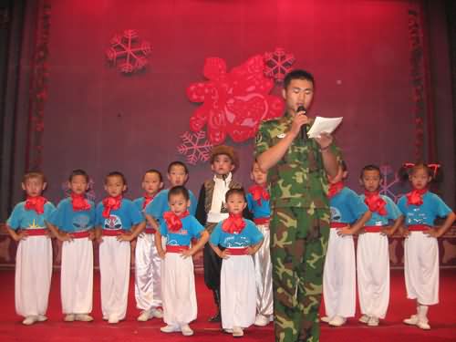 参加活动的北京卫戍区战士小张担当演出主持人，穿的是07新款军装，十分漂亮