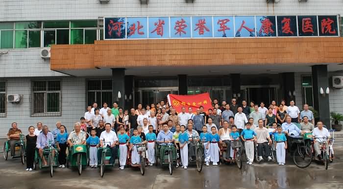 与战斗英雄合影留念