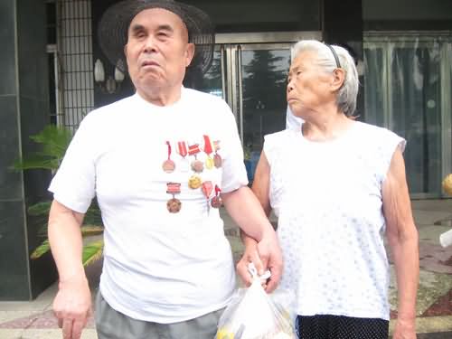 80岁的李凤印,参加过解放西北、华北、东北战争，建国后，参加过抗美援朝战争，在战场上弹片击中了他， ...