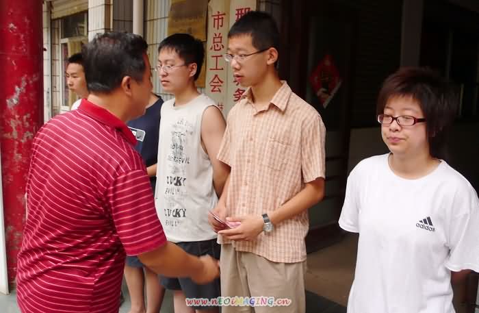 爱心人士付先生资助该同学500元