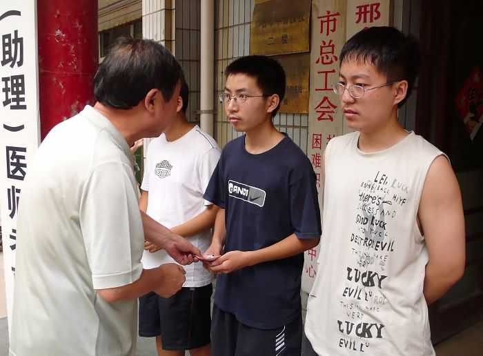  爱心人士高先生资助该同学500元