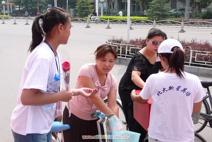 爱心女士慷慨解囊