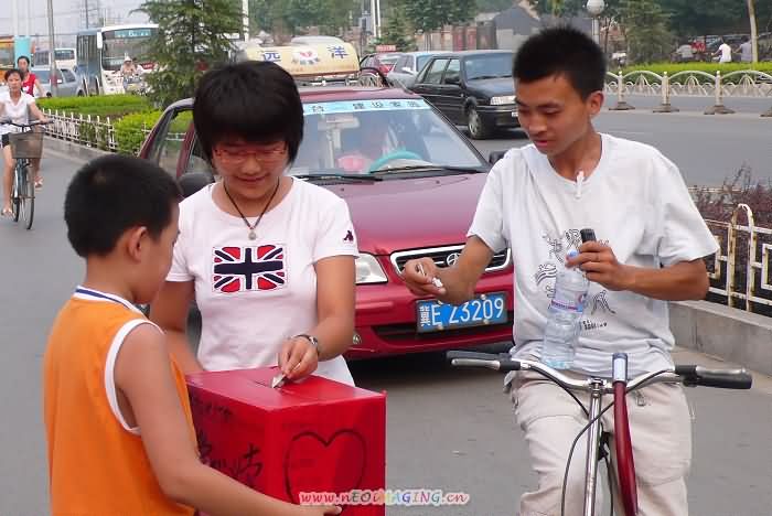 两位爱心天使志愿参加义卖，辛苦！