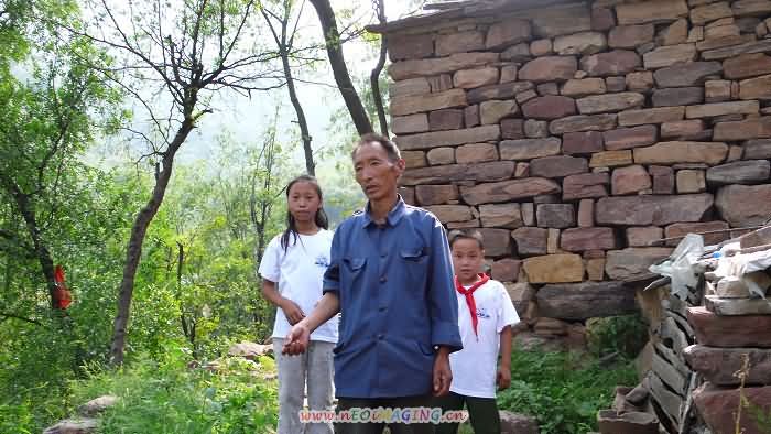 住在大山深处的韩大伯和两个孩子