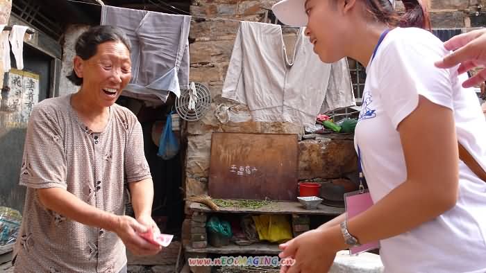 送给老人资助孩子的书本费