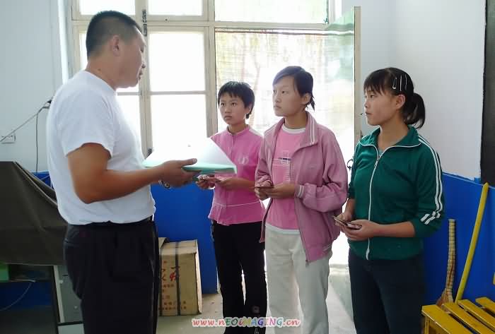 在宋家庄乡中心学校，为三名同学送去爱心网的助学金，告诉她们爱心网的叔叔阿姨在关注她们，一定要刻苦 ...