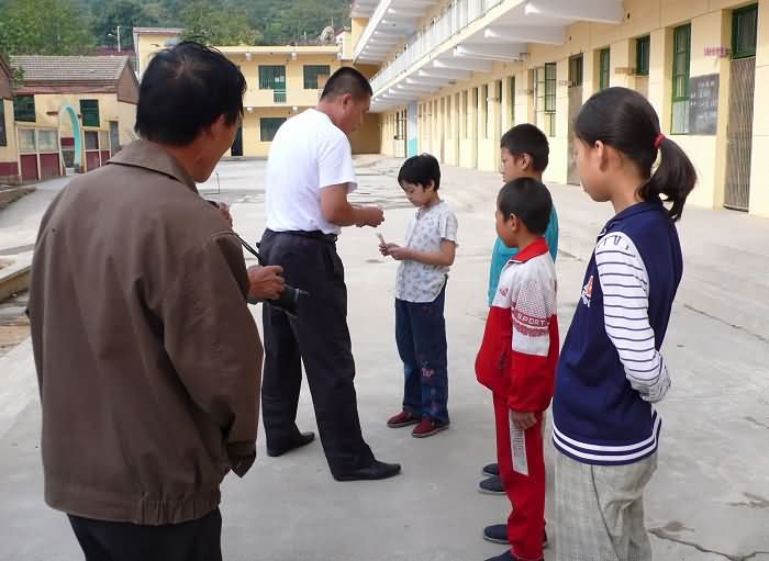 给从上稻畦小学转到冀家村乡中心学校的四名同学，送去爱心网的助学金