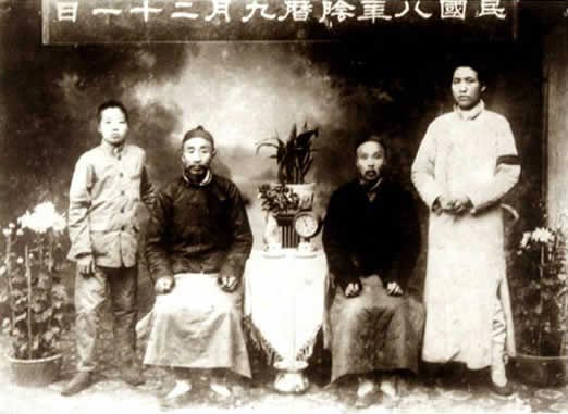 1919年10月，毛泽东和父亲毛贻昌（左二）、伯父（左三）、弟弟毛泽覃在长沙合影