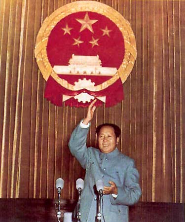 1954年9月15日，第一届全国人民代表大会第一次会议在北京中南海怀仁堂隆重开幕。这是毛泽东在开幕式上
