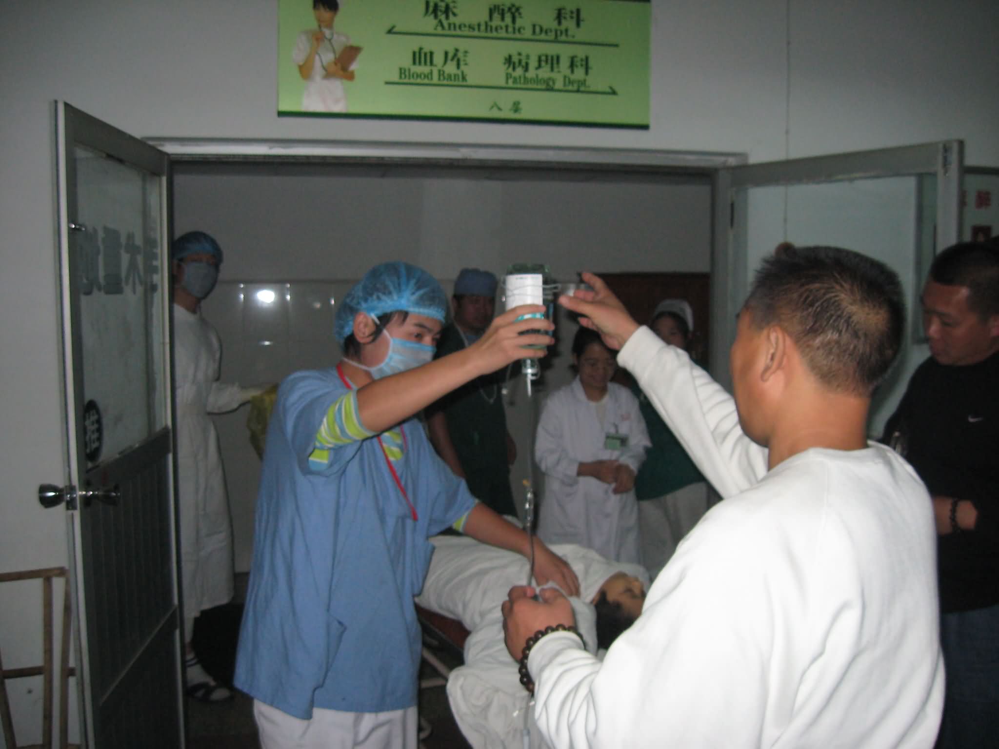 手术成功后,小壮壮被推出手术室