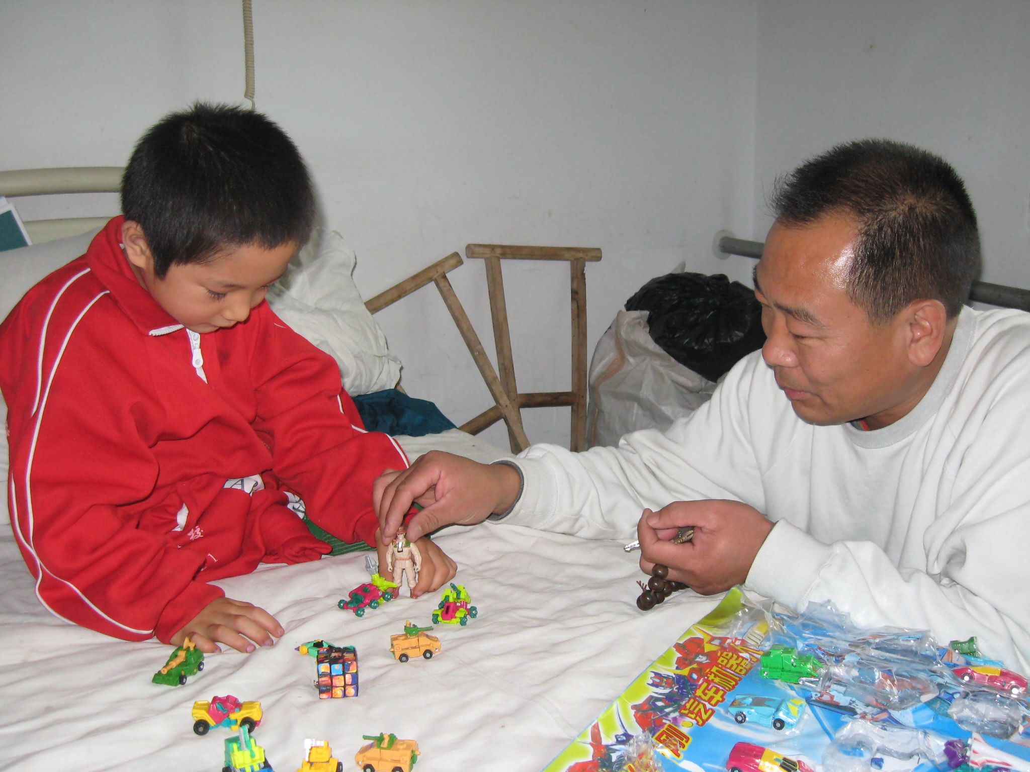 书平陪小壮壮玩耍