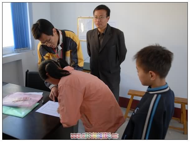 签领爱心助学款