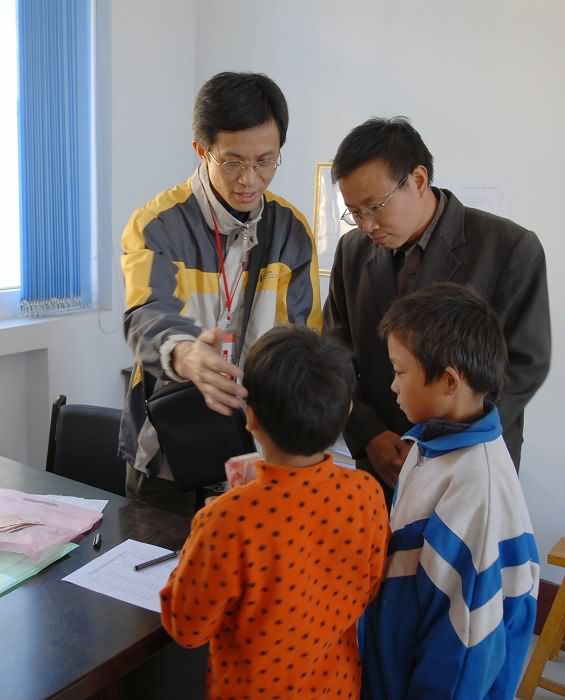 鼓励受资助的孩子，要努力学习，考好成绩
