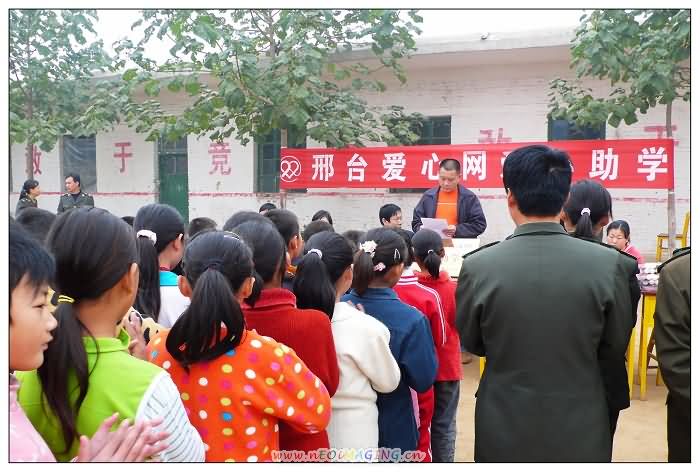 皓翔代表爱心网志愿者，鼓励孩子们刻苦学习，争取考出好成绩