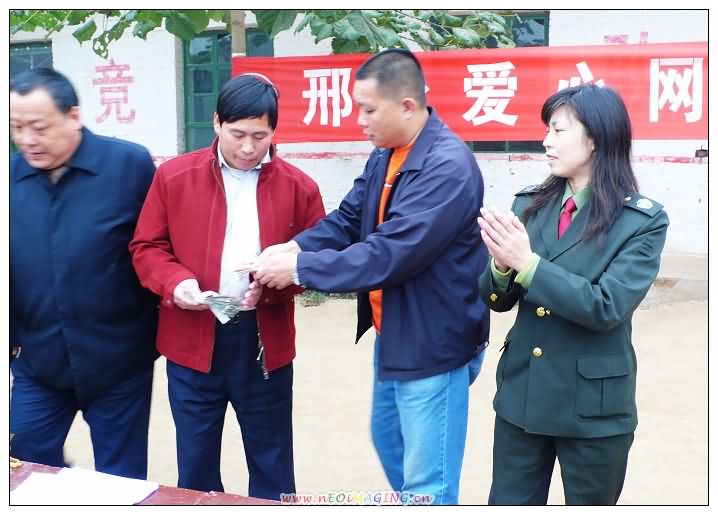 皓翔代表爱心网，把修补费用付给学校
