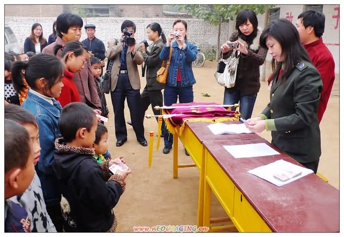 申书记给孩子们发助学金