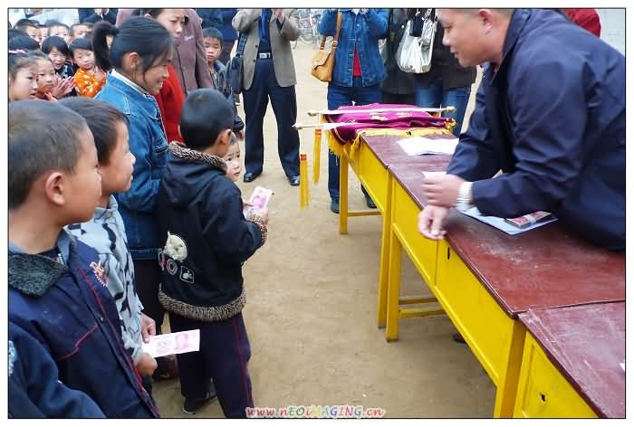 领到助学金，家长和孩子们开心地笑了
