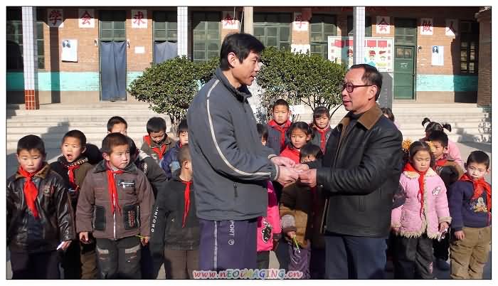 杨教练代表会员把爱心款，交给王校长