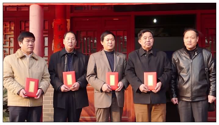 刘振友主席与爱心企业代表