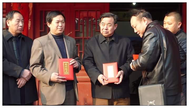 摄协刘主席为爱心企业代表颁发荣誉证书