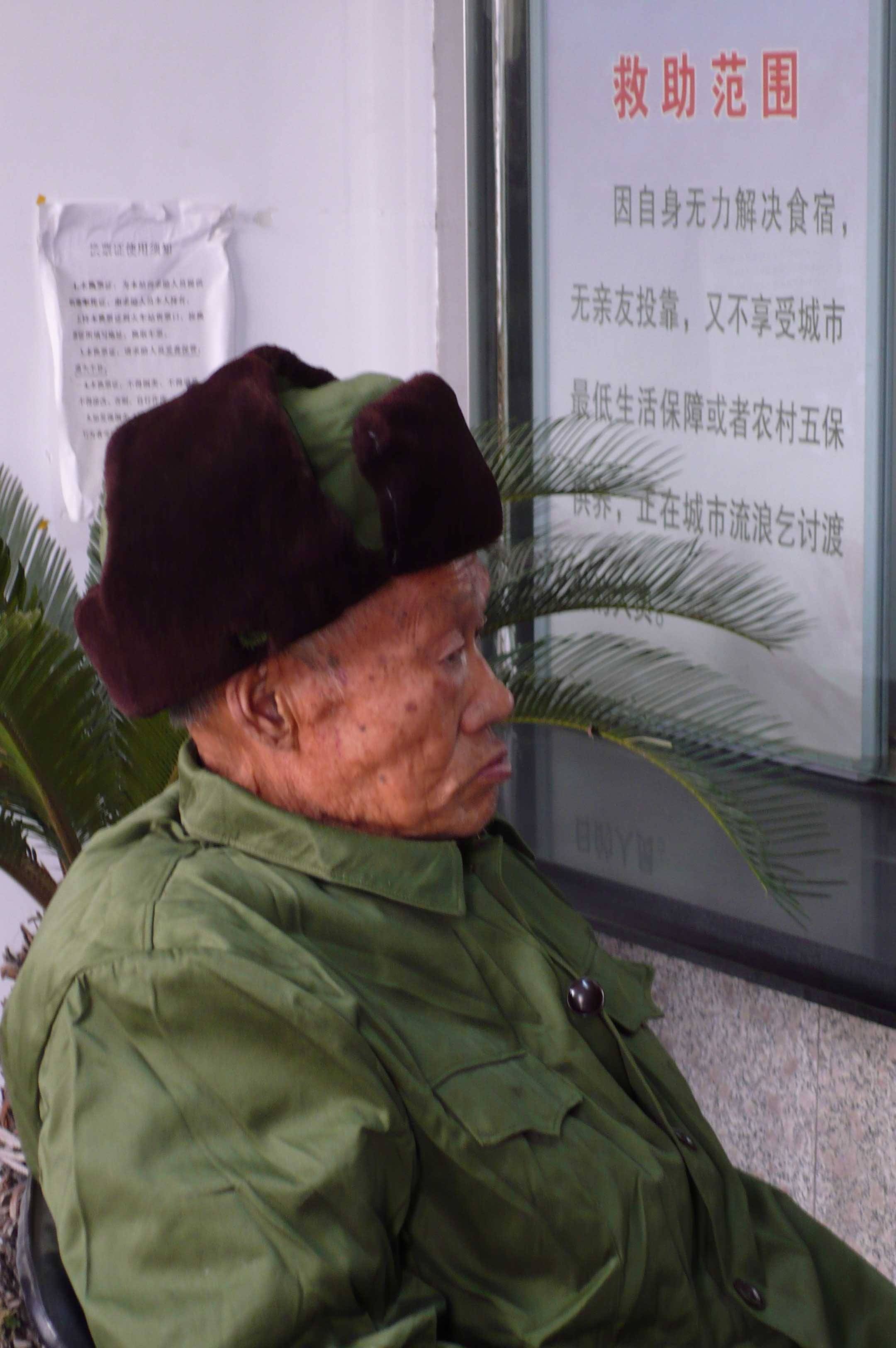 在温暖的邢台市救助管理站的大厅里,郭玉玺陷入浓浓思乡情