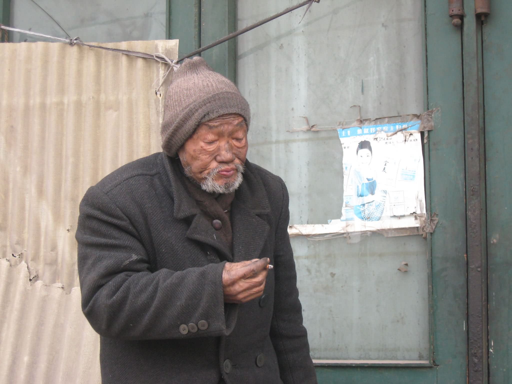 在东牛角村靠拣垃圾为生的流浪老人郭玉玺