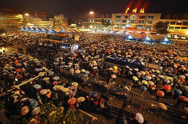 几十万名乘客守候在广州火车站广场，大雪和冰灾中断了通向北方的多条铁路动脉。