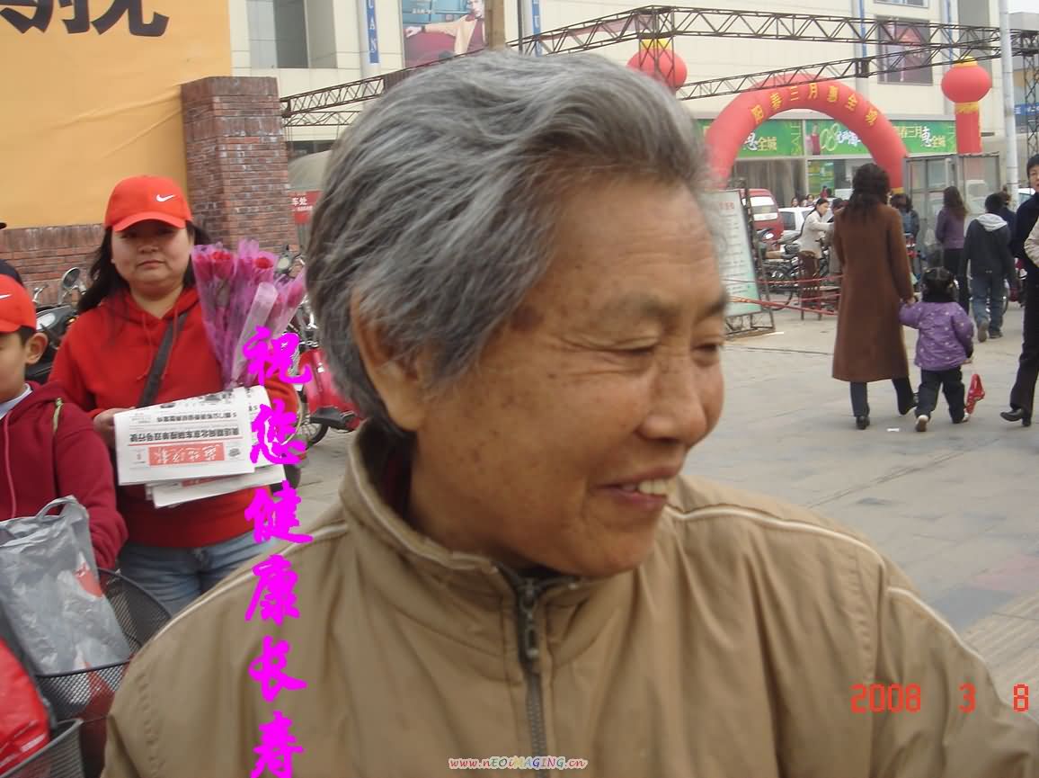 这就是那位跑回来再次献上爱心的阿姨