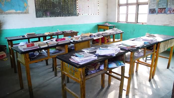 上东峪完小学生用的课桌