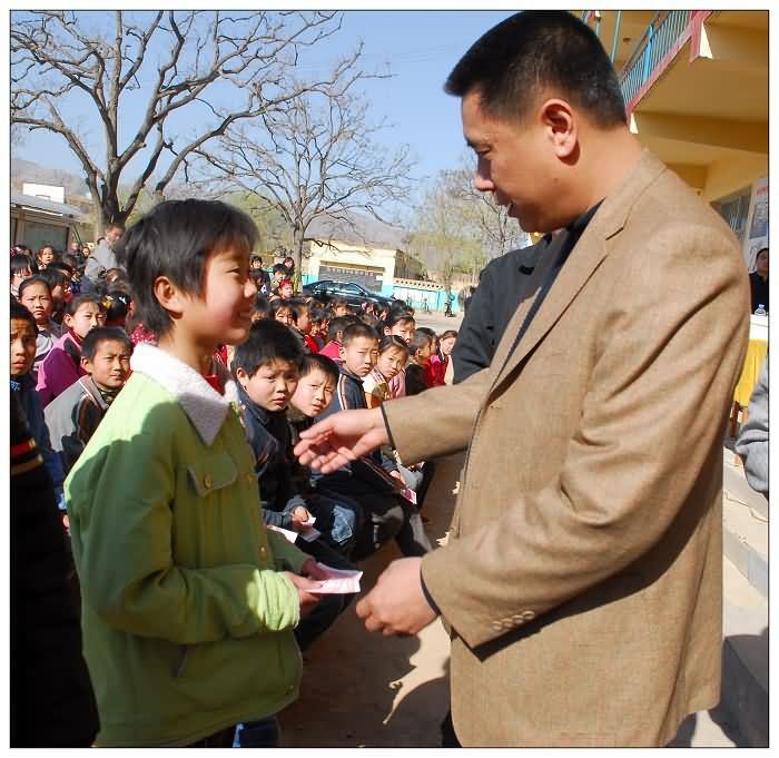 李亚林书记发放助学金，并鼓励孟云霞同学，要克服困难，努力学习。