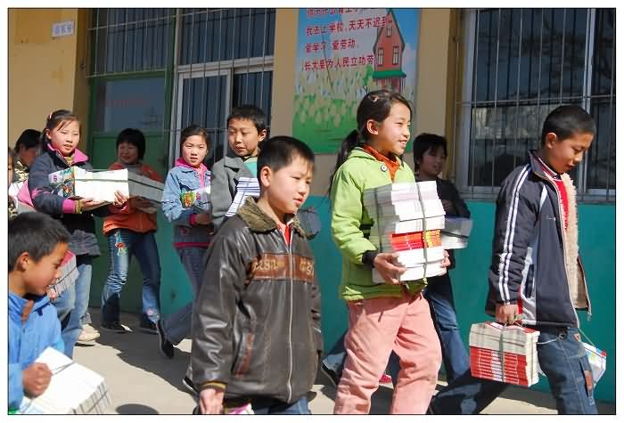 同学们高兴地搬运图书